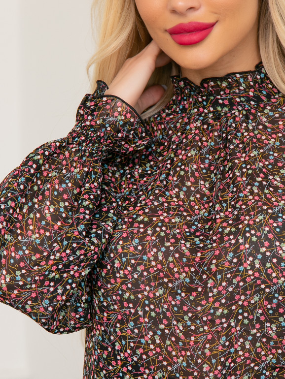Блуза со стойкой в разноцветный цветочек